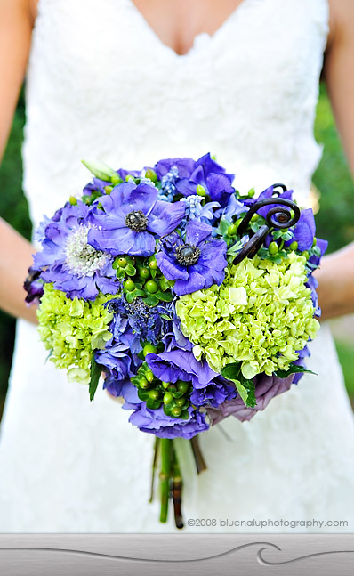 We will like to provide you with Ideas for your Wedding Bouquet